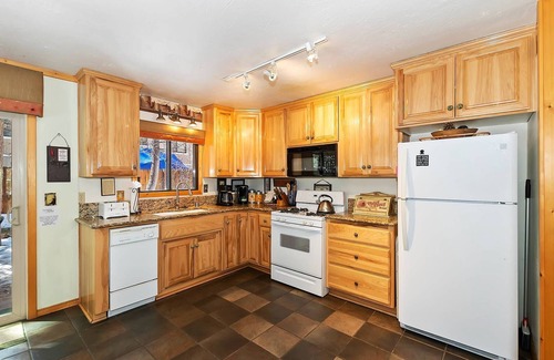 Fox Farm Cabin | Snowcrest Cottage By Destination Big Bear: Pet Friendly! Located in Fox Farm! Open concept! Spa!