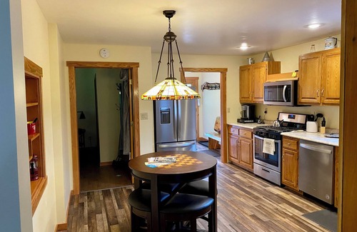 Hurley House | Snowmobiles, Skiing, ABR Amazing 2-bedroom house with WiFi in Hurley, Mercer
