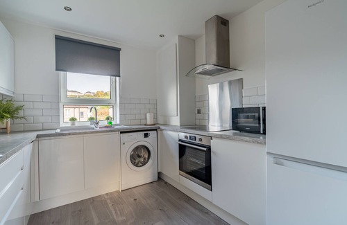 Anniesland House | Snug Modern Home in The West End of Glasgow