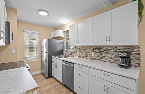 Central - Terry House | Snug, neighborly home perfect for your small group