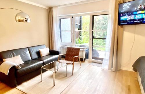 Worthsee Apartment | Snug Stays 2 - Design 1-Zimmer-Studio am See mit Terrasse, Garten, Badestelle vor dem Haus