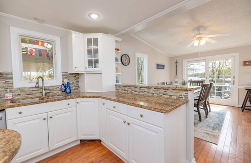 Morristown House | Snuggle Inn | Main Lake | Pet-friendly