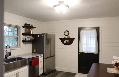 Ava House | Snuggle up and relax with the whole family at this Ava home.