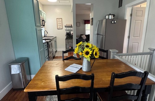 Williamstown House | So close to Ark, Quick Drive to Creation, King Bed, Stunning back yard, & Cable