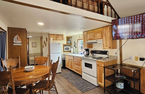 Lakeside Cottage | So much to enjoy at this 2-bedroom cottage in Charming Lakeside.