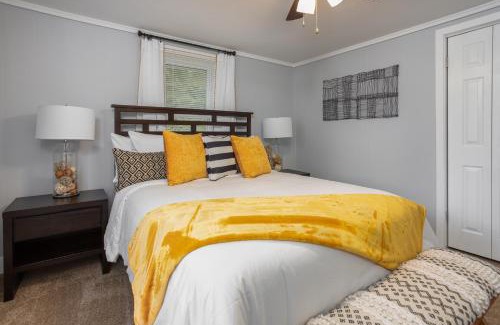 Mebane Apartment | Soaking tub w Washer and Dryer, WiFi