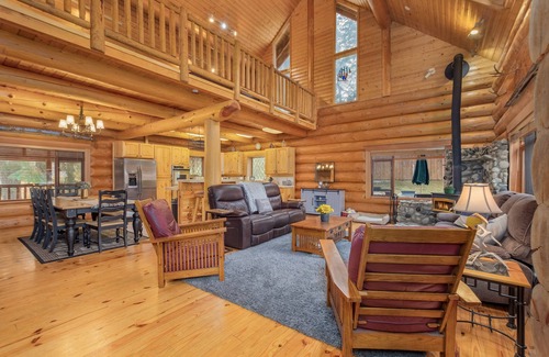 Leavenworth Cabin | Soaring Pines Lodge-Log Cabin, Hot Tub, Pool Table