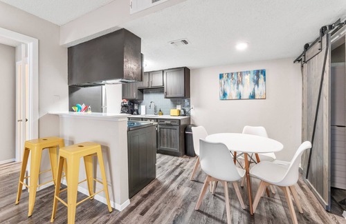 Dawson Apartment | Soco 2BR Cozy Suite w Pool King bed Fast Wifi