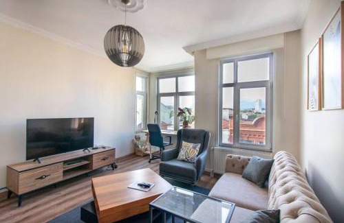 Rasimpasa Apartment | Soft and Historic 3BR Home w Iconic Haydarpasa View