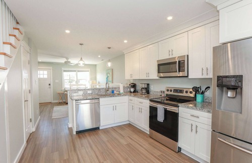 Chic's Beach Apartment | Sojourn's Sea Views with Balcony Sleeps 4