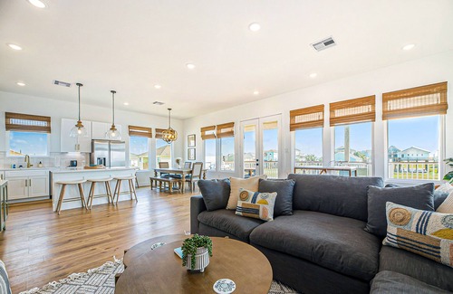 San Luis House | Sol Vacation | Idyllic house in Freeport with easy beach access, marble finishes