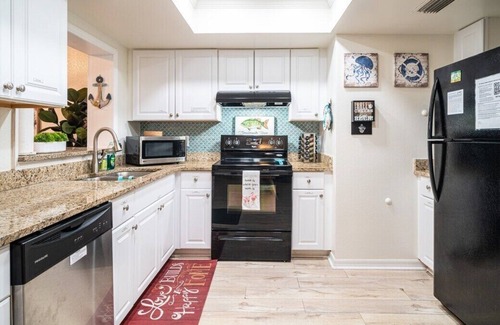 Largo Villa | Solar Heated Pool Paradise/5mins 2 beach/Games/BBQ
