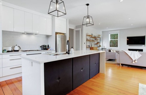 Mount Albert House | Solara Executive Villa with Air-Con and Backyard