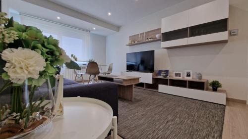 El Ensanche Zona Nuova Apartment | Soleado a un Paseo de la Catedral