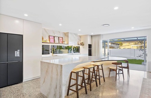 Tweed Heads West House | Solis House: luxury, spacious, family, pets, coastal, surfing, beach, fishing.