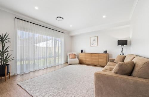 Dunsborough House | Solkis - Walk to Town, Next to Golf Course