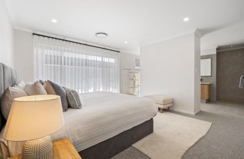 Dunsborough House | Solkis - Walk to Town, Next to Golf Course