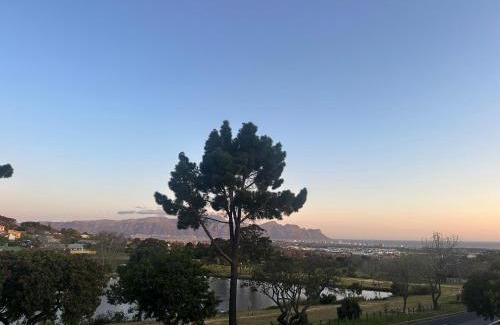 Heldervue Apartment | Somerset-West PRIME SPOT- Solar Powered!