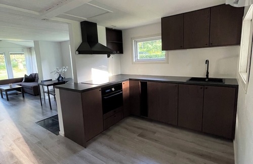 Sodertalje Cabin | Sommarstigen 1 - Modern & Sjönära Stuga med Privat Bastu