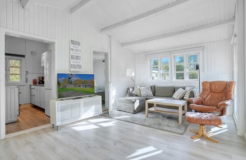 Hojby House | Sommerhus i nærheden af strand og skov