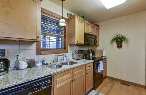 Reeds Spring House | Sooner Settle Lodge 4 King Rooms Stonebridge