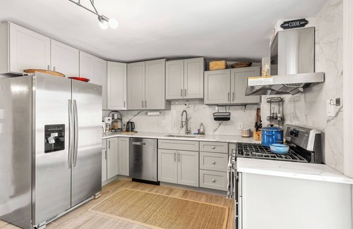 Bryn Mawr Ski Chalet | Sophia's Garden Chalet-Quality/4BR/2B/3Car-P/HVAC/WIFI/WalkZ/College/Kid/UP to 8