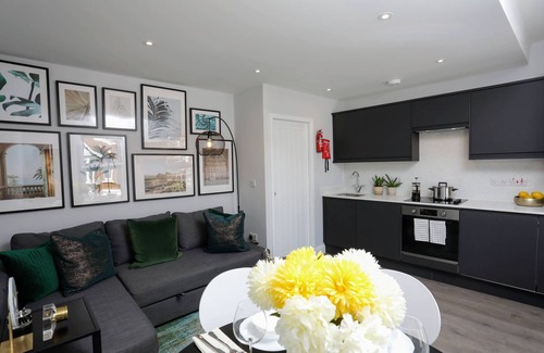 North Finchley Apartment | Sophisticated 3Bedroom/2Bathroom Pet-Friendly Duplex Flat w/FREE WIFI