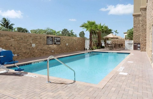 Pompano Isles House | Sophisticated Room for Business & Leisure Travel
