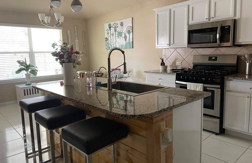 Austin House | SOSA'S FAMILY NICE ACCOMMODATION JUST 5 MINUTES FROM TESLA