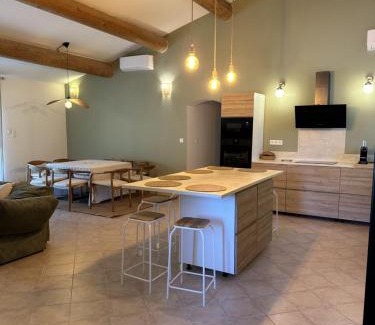 Saint-Maximin-la-Sainte-Baume Villa | Sous les oliviers, Villa entière 6 personnes, climatisée, piscine chauffée