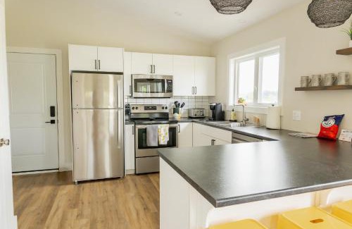 Clinton House | Sou'West Sunshine Cottage with Hot tub and Pool