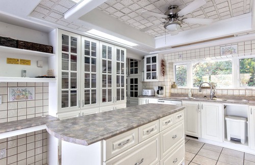 Lac-McGregor House | Sought Secluded Lakefront Villa near Ottawa/Edelweiss Valley Resort.