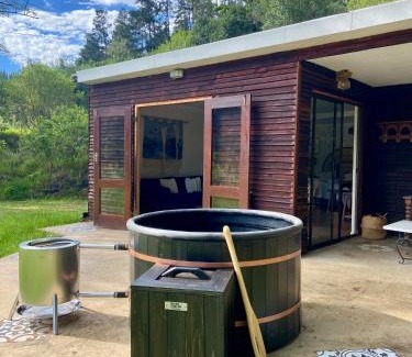 Knysna House | Soul Forest cabin Nature retreat with hot tub