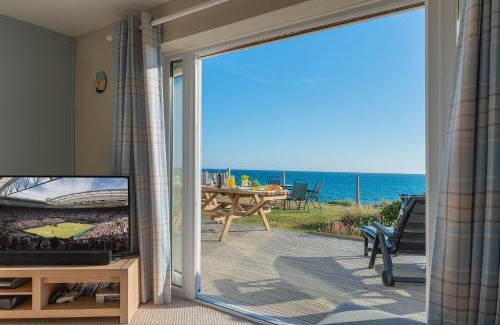 Tywyn House | Sound of the Sea, beach front Bungalow with hot tub, in Tywyn