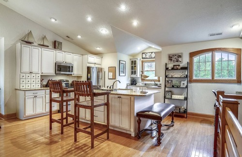 Sea Acres House | SOUNDSIDE: Private pool, Hot Tub, Billiards Room, Pets, Elevator. Walk into town!