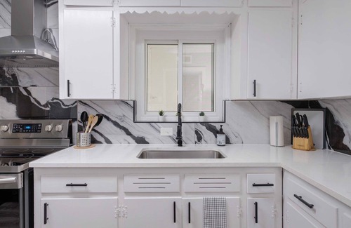 Austin House | South Austin Bungalow. Large Yard. Pets ok. Close to parks, coffee.