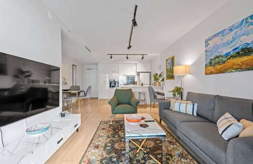South Brisbane Apartment | South Bank Living! ~ 1bed, 1bath, 1car, Balcony