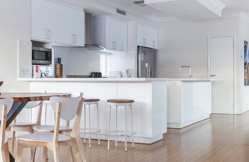 South Fremantle House | South Beach Guest House- Stylish & Spacious beach mansion
