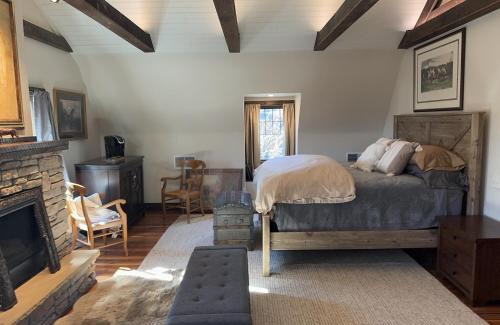 Scottdale Apartment | South Broadway Manor B&B - Near Fallingwater, Ohiopyle State Park, Hiking & Biking trails GAP