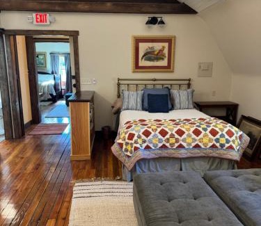 Scottdale Apartment | South Broadway Manor B&B - Near Fallingwater, Ohiopyle State Park, Hiking & Biking trails GAP