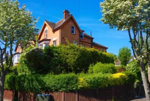 Croham Apartment | South Croydon, garden maisonette, free parking, Gatwick accessible
