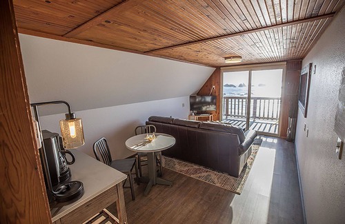 Bandon Apartment | South Loft: Cozy, two-person loft with deck overlooking the beach