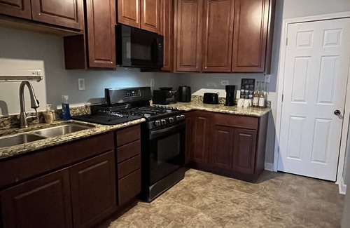 South Shore House | South Shore Home Near Lake for long-term stays, corporate travelers, and nurses