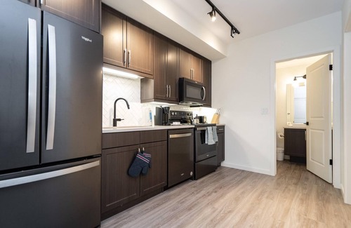 Fort Gary Condo | South Winnipeg Modern 2BR 1BATH+ Free Parking (306-325)