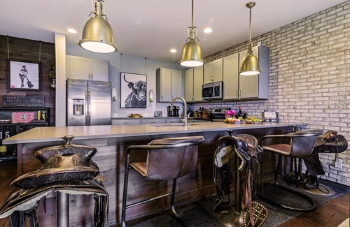 Katie Hill Neighborhood House | Southern Belle: Skyline Views | 5min to Broadway