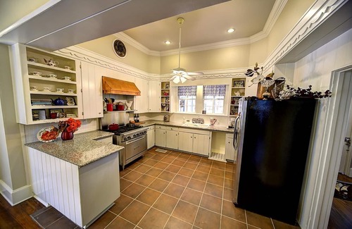 East Natchitoches House | Southern Charm, restored 1901 Home sleeps 10, 4 queen beds, 1 full bed, 1twin