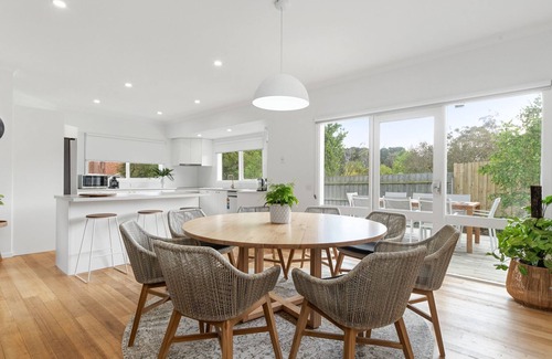 Balnarring House | Southern Comfort - Relaxing poolside indulgence