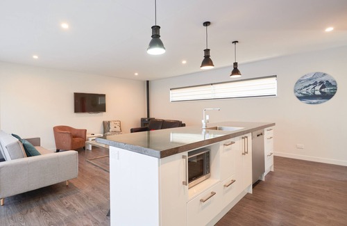 Queenstown City Centre Cottage | Southern Lakes Spa - Queenstown Apartment R2