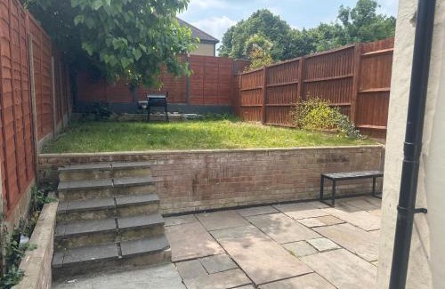 Southgate House | Southgate Home - Sleeps 14 - Parking - Central