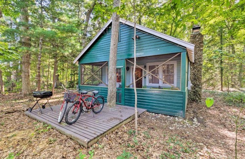 Town of Southold Town House | Southold Cottage with Patio and Grill - Walk to Beach!
